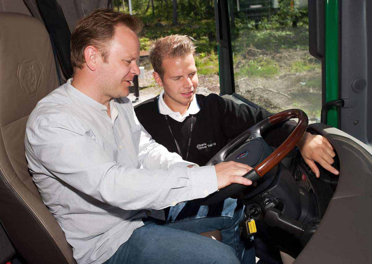 Обучение современных водителей грузовиков и автобусов Scania Скания